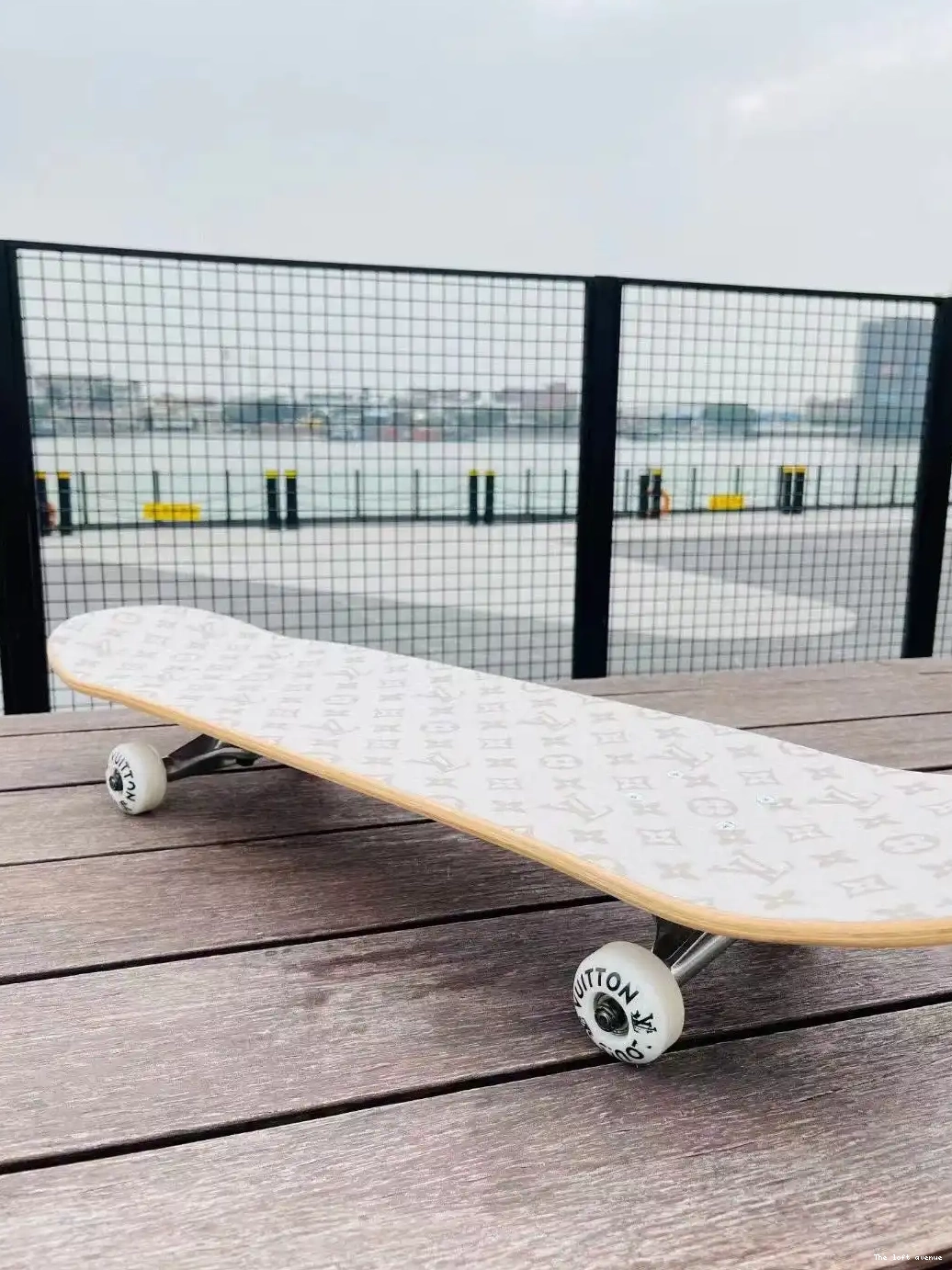 LV SKATEBOARD CUSTOM 0519